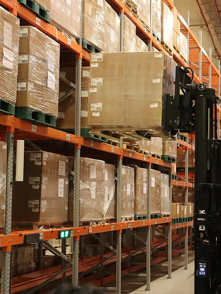 Estanterías con mercadería en el depósito